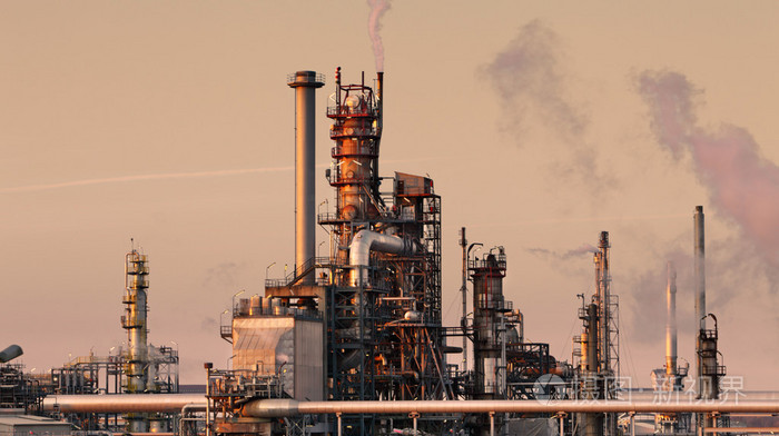 在一天中的石油精炼厂