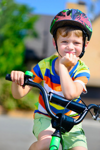可爱的小男孩骑自行车