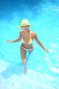 美丽的年轻女子在游泳池