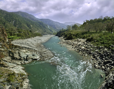在喜马拉雅山区河流