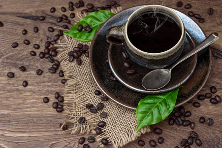 杯黑咖啡，豆子和叶子