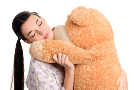 女孩和一个大的玩具熊睡觉
