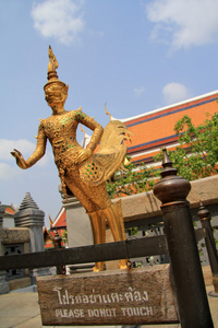 kinnara 在玉佛寺，曼谷，泰国的金色雕像