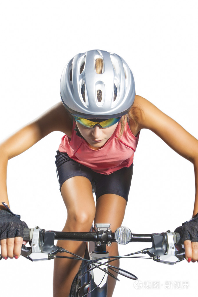 年轻女性自行车运动员骑山地自行车
