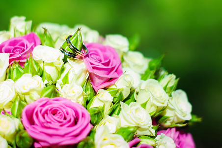 环的新婚夫妇在新娘的花束