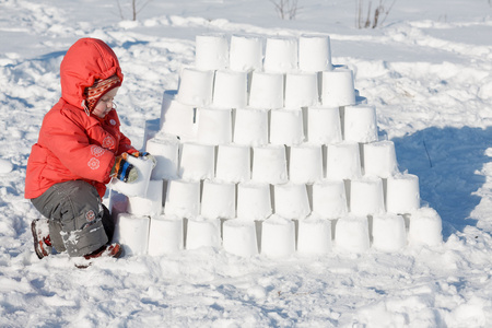 建设一个雪城堡的孩子