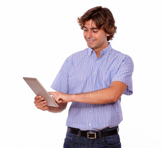 年轻男子站在和 tablet pc 上工作
