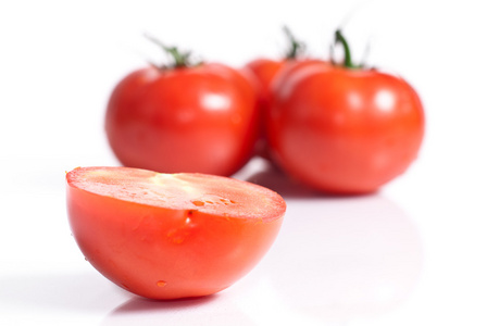 孤立在白色背景上的红番茄