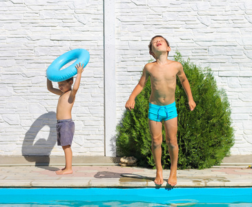 两个兄弟在暑假里附近的一个游泳池