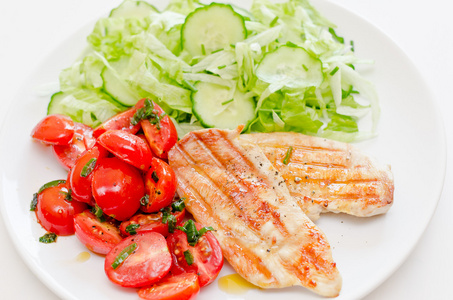 新鲜沙拉配鸡胸肉 生菜和西红柿