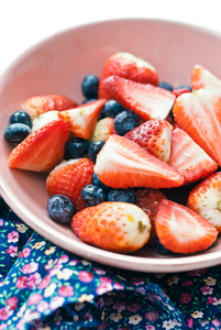 新鲜草莓和蓝莓碗里