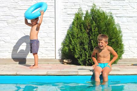两个兄弟在暑假里附近的一个游泳池