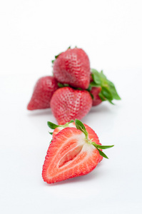 草莓孤立在白色背景