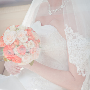 新娘礼服和鲜花