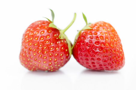 孤立在白色背景上的新鲜和美味的草莓
