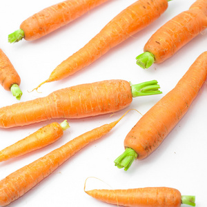 新鲜胡萝卜在白色背景上的蔬菜组