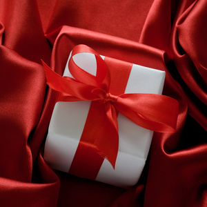 情人节礼品盒带有红色缎面背景上红色缎带蝴蝶结绑