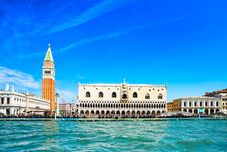 威尼斯地标 广场 san marco 与钟楼和公爵的宫殿。意大利
