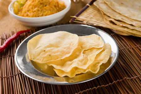 印度薄饼或与各种传统印度食品配