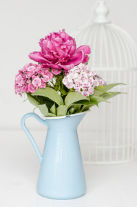 粉色花瓶里的花
