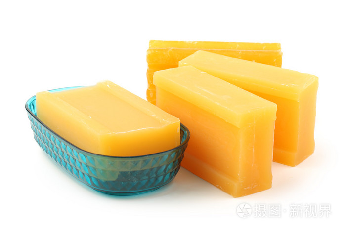 孤立在白色背景上的黄色肥皂