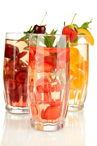 水果饮料与冰块上白色隔离的眼镜