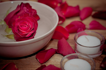 浪漫晚餐玫瑰和蜡烛的设置图片