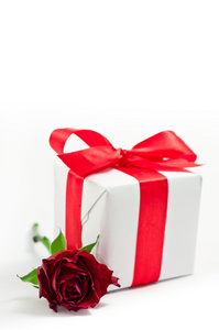 白色礼品盒隔离白和玫瑰红丝带