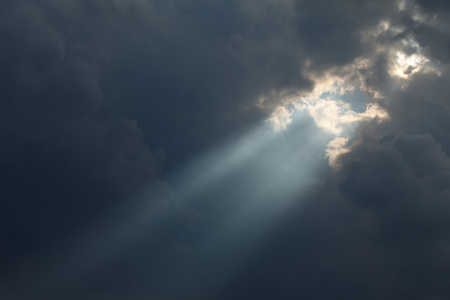 风雨如磐天空与戏剧性的阳光