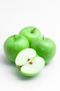 新鲜的绿色苹果在白色背景上孤立