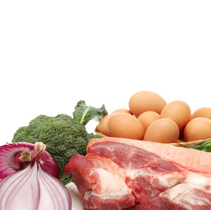 新鲜的肉和蔬菜在白色背景上图片