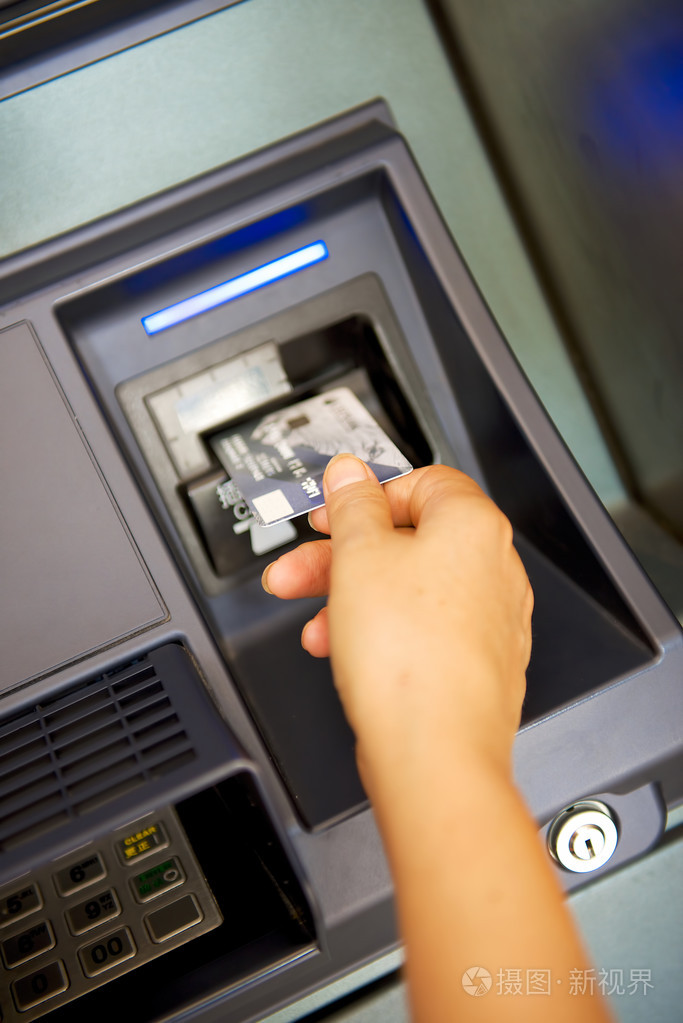 在中国问题钱到atm 机的银行卡照片 正版商用图片1cqrgp 摄图新视界
