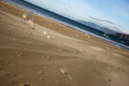 在沙滩上的泡沫