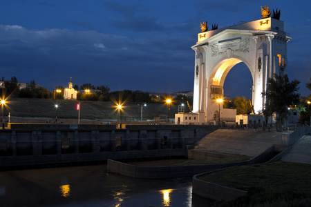 volgodonsk 航道的第一个网关。夜间照明和建筑的照明