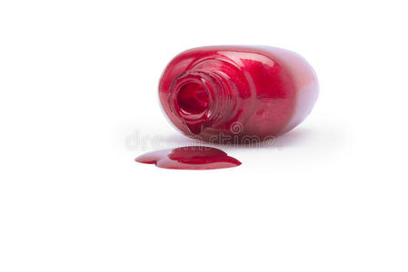 溢出的珍珠红色指甲油