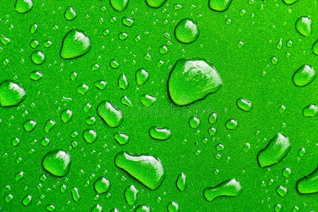 背景为绿色水滴。