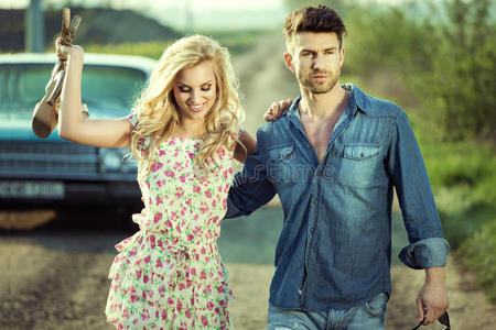 悠闲的年轻夫妇照片