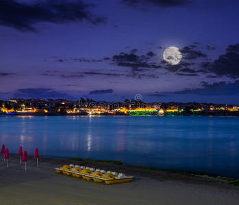 夜晚城市海滩上平静的海浪