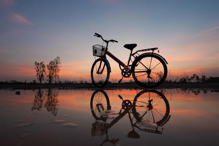 日落时的自行车轮廓