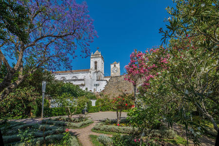 从城堡花园到历史悠久的圣玛利亚教堂在塔维拉，阿尔加夫，葡萄牙