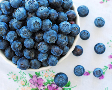 成熟的蓝莓放在碗里。
