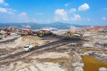 褐煤矿浮动清真寺mae 卫生部干储集层褐煤露天矿鸟瞰,山,梅漠兰邦.