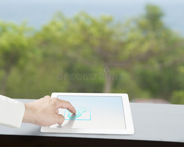 触摸平板电脑屏幕上的握手图标