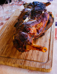 红烧的羊肩肉holyland系列-烤有机羊肩照片