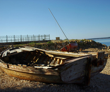 海岸上的旧船