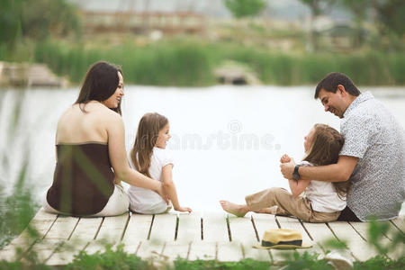 一家人在池塘边休息