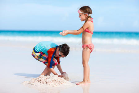 两个孩子在玩沙子