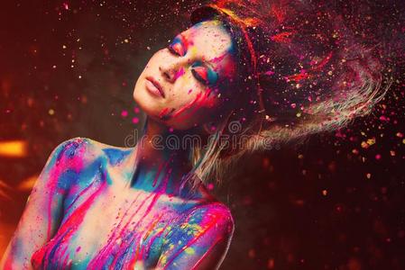 缪斯女性缪斯与创造性的身体艺术照片