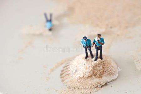 一个小警察躺在一堆沙子上