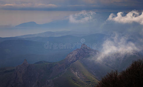 云中的山峰